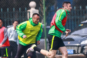 Burak Yılmaz'ın idmanına taraftar akını