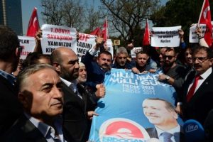 Alman Kanalı ZDF'nin İstanbul ofisi &ouml;n&uuml;nde eylem