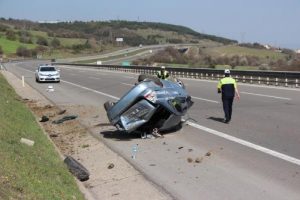 Hurdaya d&ouml;nen otomobilden burnu bile kanamadan &ccedil;ıktı