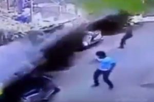 Bah&ccedil;e duvarı &ccedil;&ouml;kt&uuml;: 2 kişi &ouml;l&uuml;mden d&ouml;nd&uuml;!