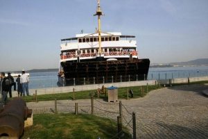 &Ccedil;anakkale Boğazı'nda feribot karaya oturdu