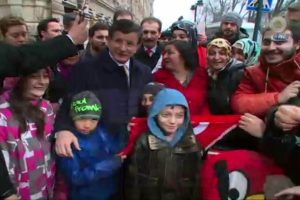 Davutoğlu'na sevgi g&ouml;sterisi