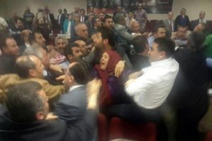 İzmir'deki belediye meclisinde tekme tokat kavga