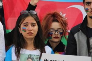Azerbaycanlı &ouml;ğrencilerden 'Karadağ' protestosu