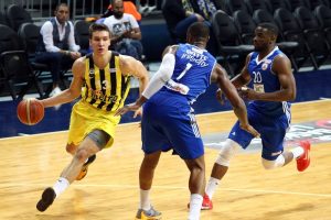 F.Bah&ccedil;e, kendi sahasında farklı yendi