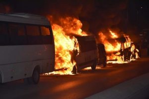 İstanbul Kağıthane'de 5 ara&ccedil; kundaklandı