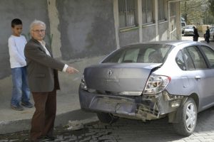 Arabasına &ccedil;arptılar, dayak atıp ka&ccedil;tılar