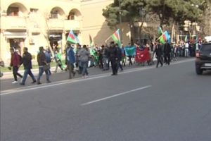 Azerbaycan'da gen&ccedil;ler askere destek i&ccedil;in sokaklarda
