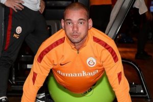 Sneijder'in derbide kesin sahada olacakmış gibi hazırlanması, Riekerink'in y&uuml;z&uuml;n&uuml; g&uuml;ld&uuml;rd&uuml;