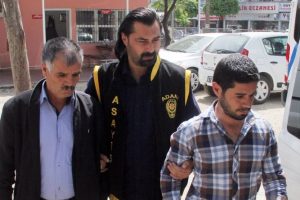 Polis&ccedil;ilik oynayan baba-oğul tutuklandı