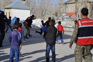 Y&uuml;ksekova'da g&uuml;venlik g&uuml;&ccedil;leri ile &ouml;ğrenciler futbol ma&ccedil;ı yaptı