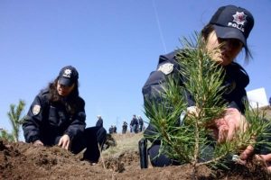 Erzurum'da polisler fidan dikti