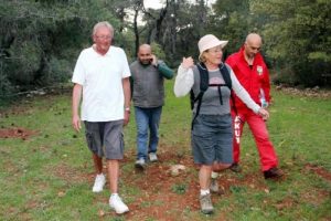 Fethiye'de ormanda kaybolan İngiliz &ccedil;ifti AKUT kurtardı