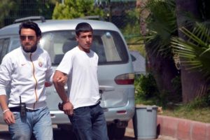 Uyuşturucu ş&uuml;phelisi polis aracına &ccedil;arpınca yakalandı