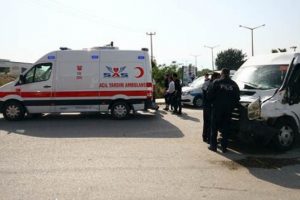 &Ccedil;evik kuvvet minib&uuml;s&uuml; kamyonla &ccedil;arpıştı
