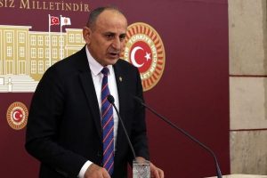 Dursun &Ccedil;i&ccedil;ek: &Ouml;n&uuml;ne yatmakla altına yatmak farklı anlamlara gelir
