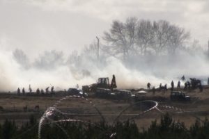 Kışlada yangın: Asker parkalarıyla m&uuml;dahale etti