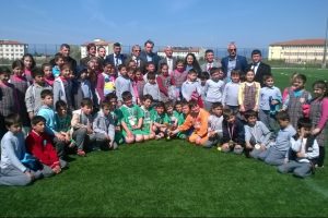 Bursa İznik'te ilkokullar yeşil sahada yarıştı