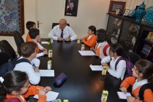 Bursa'da minik &ouml;ğrenciler Başkan'ı soru yağmuruna tuttu