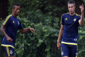 Fenerbah&ccedil;e'de Robin van Persie şoku yaşanıyor