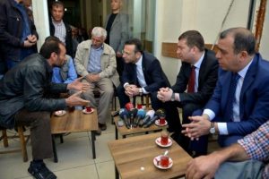 Vali Aksoy, 6 g&uuml;n sokağa &ccedil;ıkma yasağı uygulanan Kaynartepe esnafını ziyaret etti