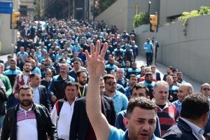 Arkadaşları &ouml;ld&uuml;r&uuml;len İspark g&ouml;revlisi i&ccedil;in olay yerinde eylem yaptı