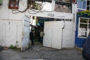 İzmir'de ka&ccedil;ak at kesilen depoya baskın