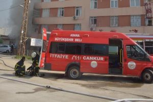 Apartman bodrumunda &ccedil;ıkan yangında can pazarı yaşandı