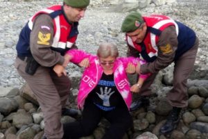 İş makinesini &ouml;n&uuml;ne atlayarak durduran kadın beraat etti