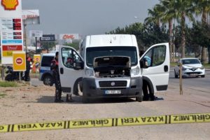 Bomba y&uuml;kl&uuml; olduğu zannedilen minib&uuml;ste &ccedil;alıntı kablolar bulundu