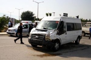 &Ccedil;evik Kuvvet minib&uuml;s&uuml; kaza yaptı: 7 polis yaralandı