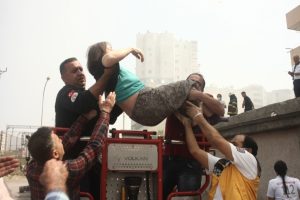 Adana'da yangın: Vatandaşlar &ccedil;atıda mahsur kaldı