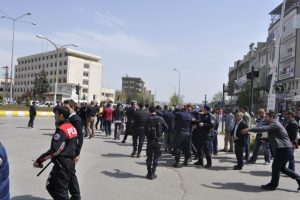 İki aile birbirine girdi: 1'i polis 11 yaralı