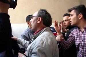 Batman'da Ak Partili kadınlar CHP İl Başkanlığı'na siyah &ccedil;elenk bıraktı