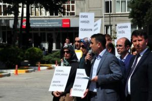 Tokat'ta sağlık&ccedil;ılardan d&ouml;ner sermaye kesintisine tepki