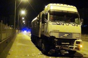 Savcı ve 2 arkadaşının &ouml;l&uuml;m&uuml;ne neden olan TIR şof&ouml;r&uuml;: Su&ccedil;suzum