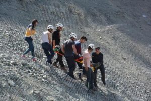 Karayolu yamacına &ccedil;elik ağ geren dağcıların halatı koptu: 1 &ouml;l&uuml;, 4 yaralı