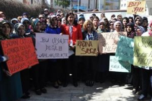 Ak Parti'li kadınlardan Kılı&ccedil;daroğlu'na tepki