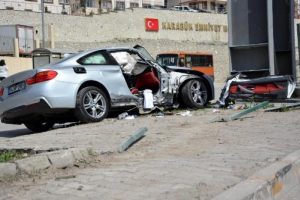 &Uuml;st ge&ccedil;it ayağına &ccedil;arpan otomobilde 2 kişi yaralandı
