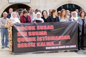 Şanlıurfa'da &ccedil;ocuk istismarına tepki eylemi