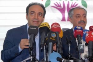 M&uuml;fettişlerinden Baydemir'e 'Mera alanına niye ağa&ccedil; diktiniz?' sorusu