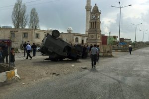 Askeri ara&ccedil; kaza yaptı: 3'&uuml; asker 4 yaralı
