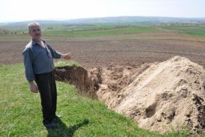 İş makinesiyle h&ouml;y&uuml;kte define aradılar