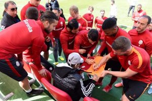Kanser hastası gencin Galatasaray sevgisi