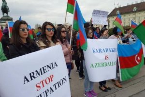 Azeriler AGİT'i protesto ettiler