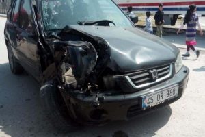 Tren &ccedil;arpan cipten son anda atlayıp kurtuldu