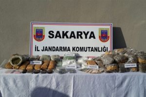 Sakarya'da uyuşturucu tacirlerine darbe