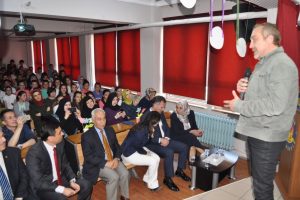 Oyuncu Alper T&uuml;redi, Bursa'da l&ouml;semili &ccedil;ocukların dileklerini yerine getiriyor