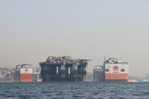 Dev platform İstanbul Boğazı'ndan ge&ccedil;ti