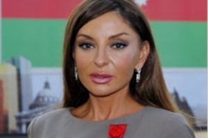 Azerbaycan first ladysi şehit annelerin &ouml;n&uuml;nde ağladı